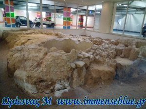 Ταφικό βάθρο, Κατάλοιπα κτιρίου δημοσίου χαρακτήρα (Κηφισός/Πειραιώς) - Ωρίωνας Μ