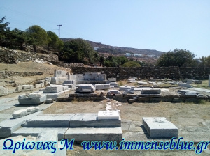 Βωμός και Εξέδρα της Ναυσίου, Κιόνια - Ωρίωνας Μ